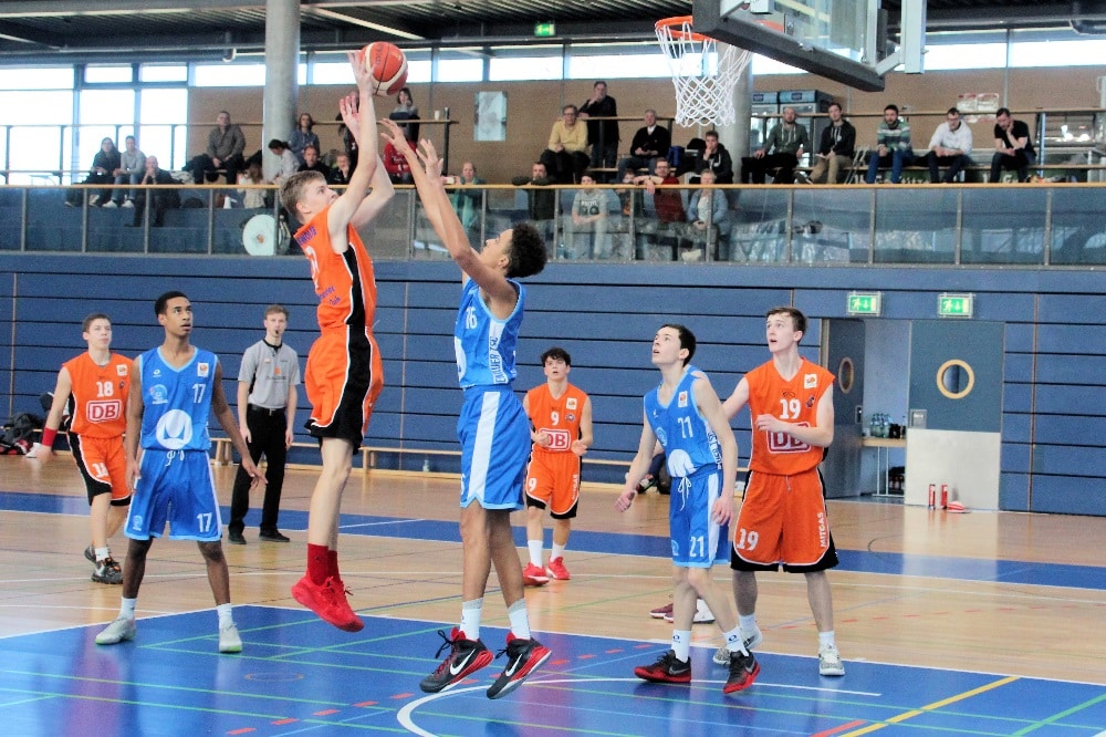 Tim Schmidt (beim Wurf) und Sean Ludwig (links) aus dem JBBL-Team der Vorsaison verstärken jetzt die NBBL-Mannschaft der MBA, die am Wochenende das Qualifikationsturnier bestreitet. Foto: Birger Zentner