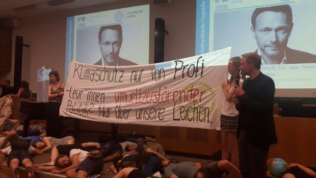 Christian Lindner (FDP) erlebt eine Protestaktion an der Uni Leipzig. Foto: Wiebke Mahrt