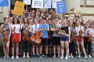 Das Jugendsinfonieorchester der Musikschule Johann Sebastian Bach stimmt sich auf das Notenspur-Fest der Hausmusik ein. Foto: Elke Leinhoß