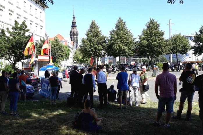 Das Volk von hinten und die Biker gegen&uuml;ber. Foto: L-IZ.de