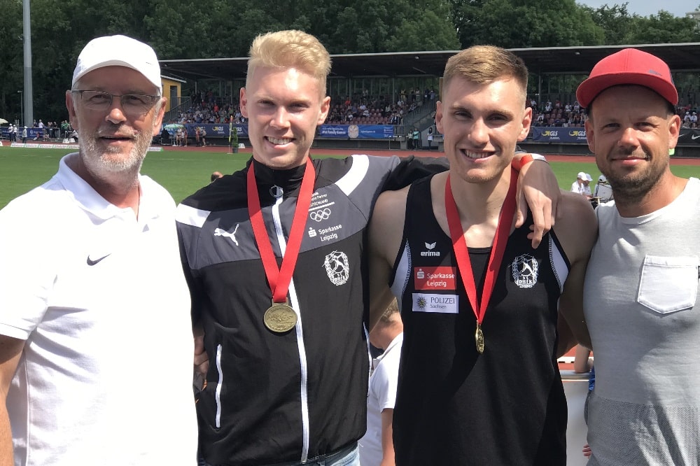 Die Goldjungs des SC DHfK Leipzig mit den Vätern des Erfolgs - Marvin Schulte (2.v.l.) und Felix Straub (2.v.r.) mit Bundestrainer Ronald Stein (l.) und Co-Trainer Alexander John. Quelle: SC DHfK Leipzig