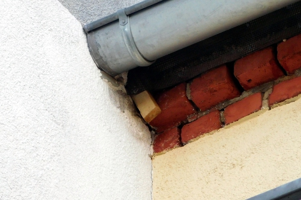 Ein Holzkeil um das Nest zu verstopfen. Foto: NABU Leipzig, Wildvogelhilfe