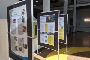 Eine Ausstellung im Atrium von Haus 6 des UKL weist auf mögliche Gefahren für Kinder im und am Wasser hin. Foto: Markus Bien / UKL