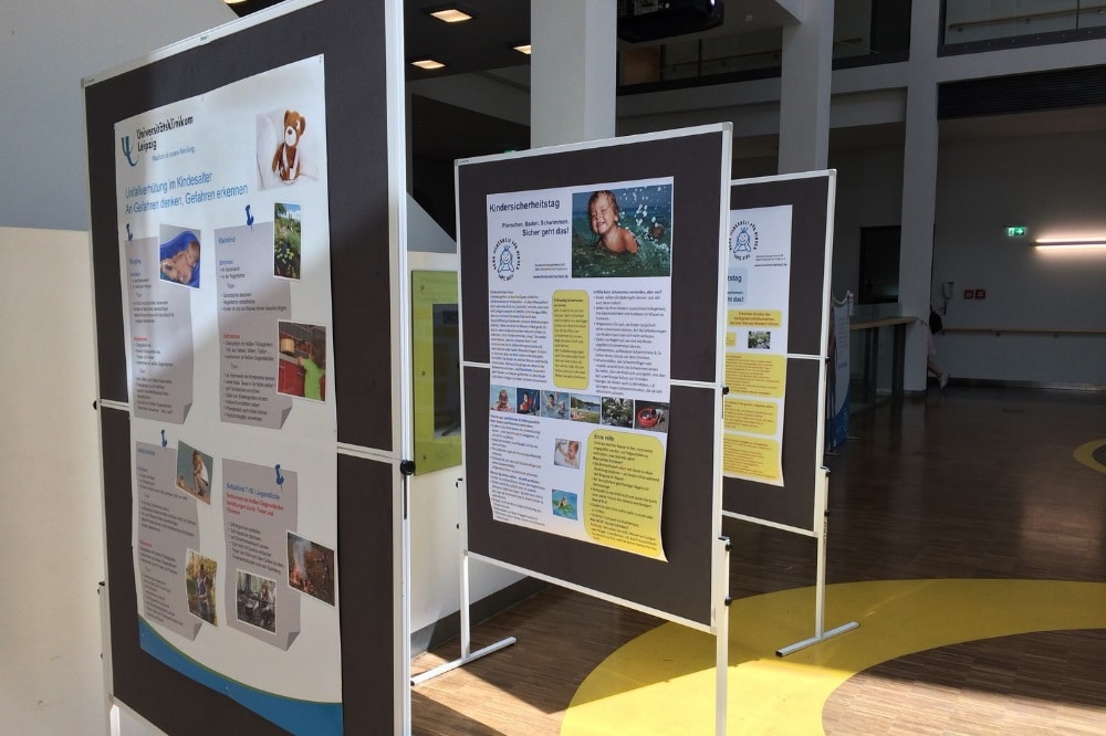 Eine Ausstellung im Atrium von Haus 6 des UKL weist auf mögliche Gefahren für Kinder im und am Wasser hin. Foto: Markus Bien / UKL