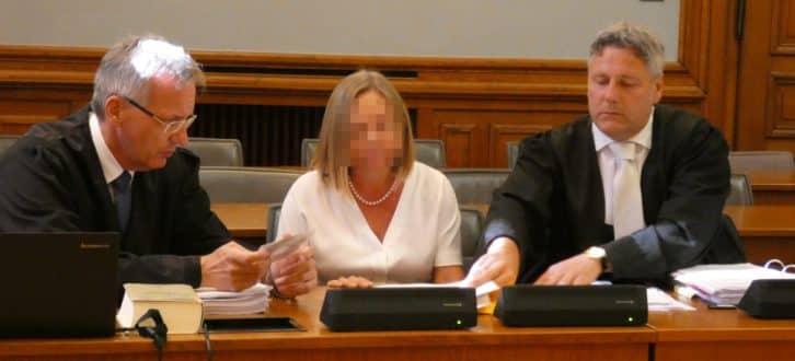 Elke M. vor Prozessbeginn mit ihren Verteidigern Michael Stephan (l.) und Curt-Matthias Engel. Foto: Lucas Böhme