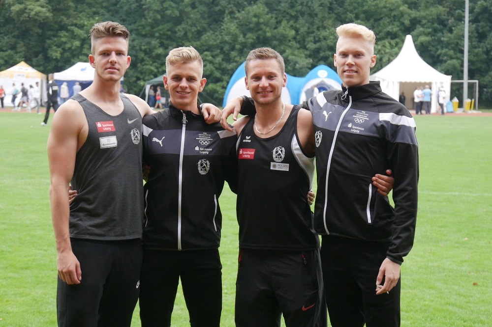 Hoffen auf Medaillen und gute Platzierungen bei der U23-DM: die SC DHfK-Sprinter Ole Werner (l.), Niels Torben Giese (2.v.l.) und Marvin Schulte (r.) – 2018 gewannen sie mit ihrem erfahrenen Teamkollegen Roy Schmidt (2.v.r.) Staffel-Silber bei den Deutschen Meisterschaften in Nürnberg. Quelle: SC DHfK Leipzig
