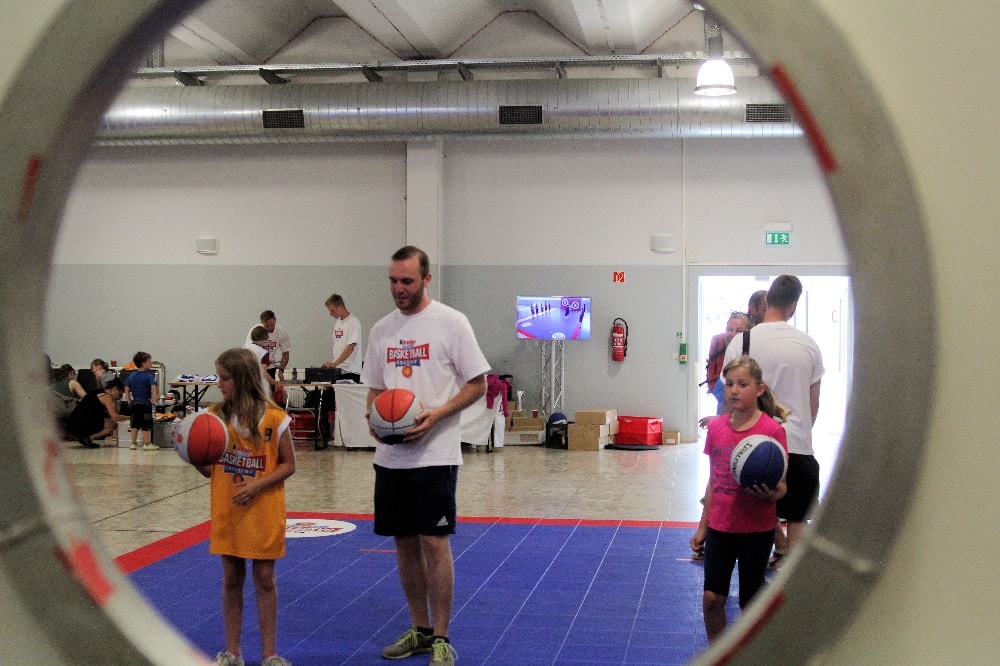 Im vorigen Jahr fand die kinder+Sport Basketball Academy auf dem Flughafen Anklang. Foto: Birger Zentner