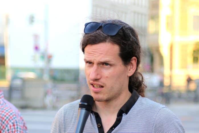 J&uuml;rgen Kasek B90/Die Gr&uuml;nen) sprach bei der Gegendemonstration (siehe Video). Foto: L-IZ.de