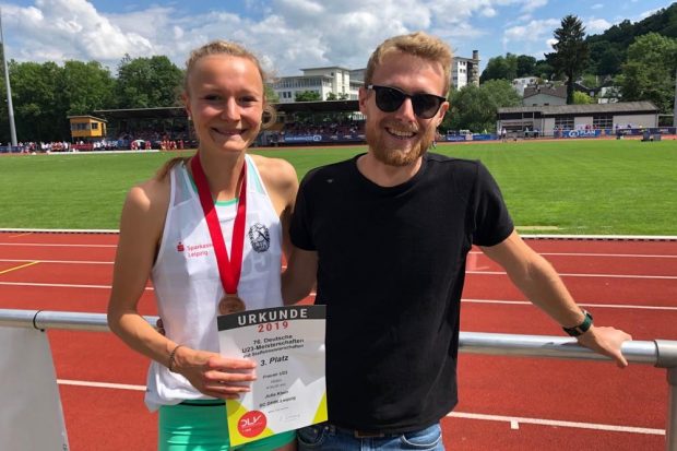 Julia Klein und Trainer Daniel Fleckenstein freuten sich gemeinsam über Platz 3 über die 1.500 Meter. Quelle: SC DHfK Leipzig