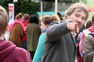 Malte Reupert - Gr&uuml;nder von Biomare Leipzig zeigt die Richtung an. Foto: L-IZ.de