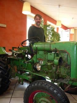 Malte Reupert mit seinem Traktor Marke Holder in der Connewitzer Biomare-Filiale in der Simildenstraße. Foto: Frank Willberg