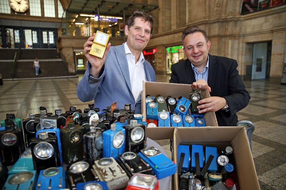 Philippe Morvan (Lichtkünstler, Lyon) und Thomas Oehme (Center Manager Promenaden Hauptbahnhof Leipzig) präsentieren die über 150 gesammelten Retro-Taschenlampen. Foto: Andreas Schmidt