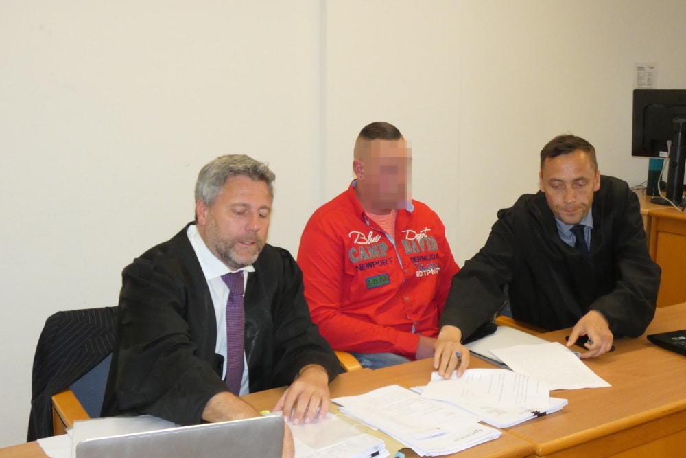 Wird er bald freigesprochen? Thomas K. (32, M.), flankiert von seinen Anwälten Curt-Matthias Engel und Mario Thomas. Foto: Lucas Böhme