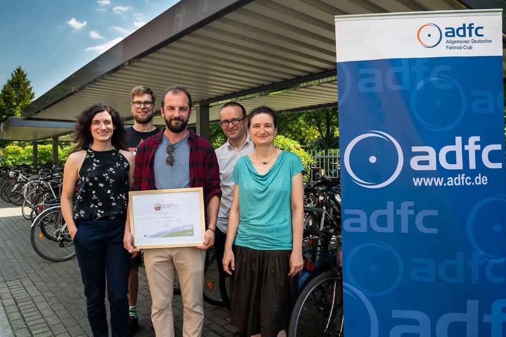 v.l.n.r. Peggy Kirsten (UFZ-Umweltmanagementkoordinatorin), Björn Häberlein (UFZ-Fahrradkoordinator), Robert Strehler (Vorstand ADFC Leipzig), Konrad Krause (ADFC-Landesgeschäftsführer Sachsen), Dr. Sabine König (Administrative Geschäftsführerin UFZ) Bild: Sebastian Wiedling / UFZ