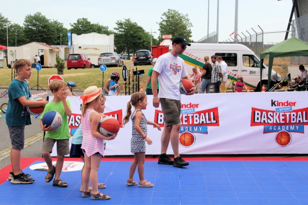 Viele Kinder nutzten beim Flughafenfest die Gelegenheit, sich beim Basketball auszuprobieren. Foto: Birger Zentner