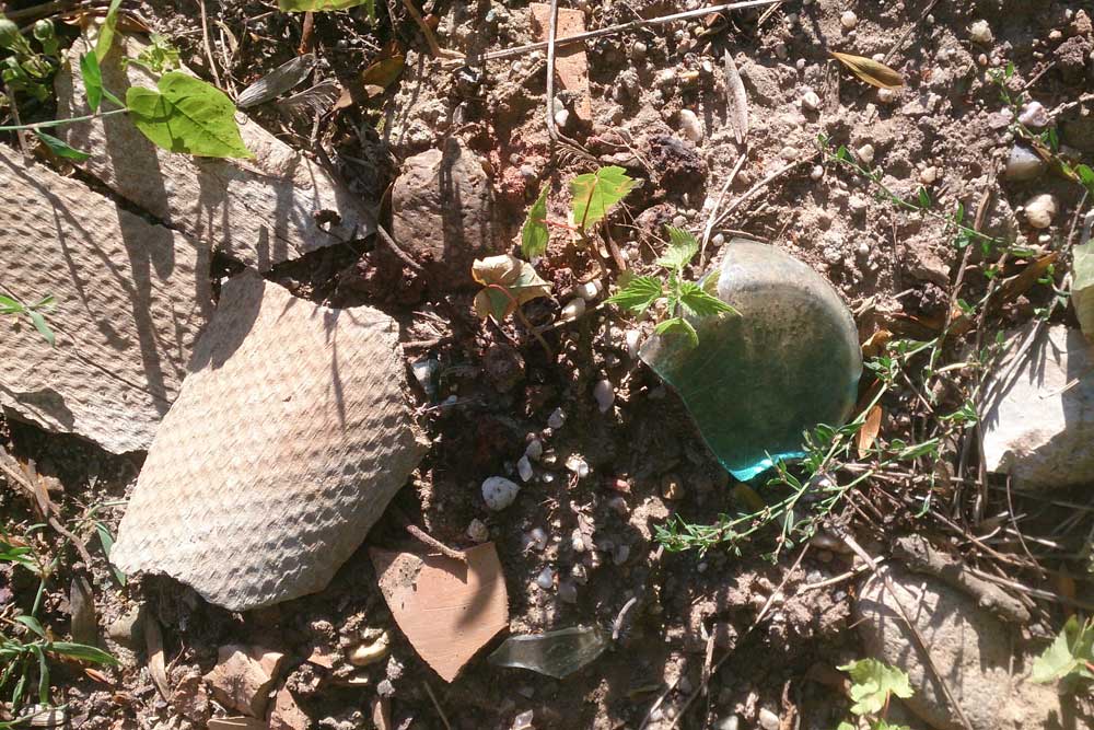 Asbestreste auf dem Gelände am Forstweg. Foto: privat