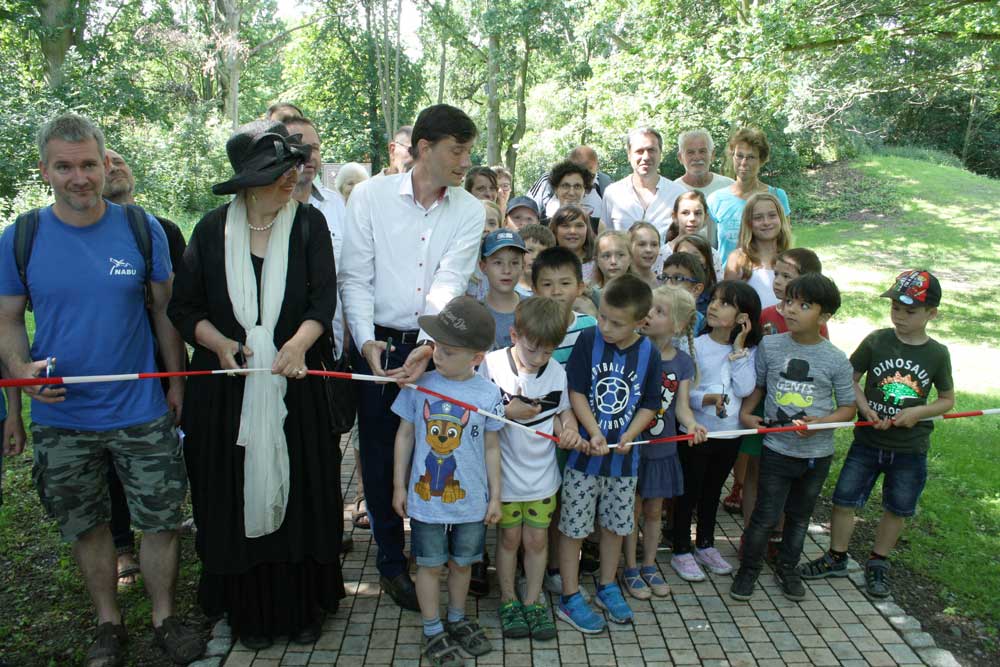 Die Kinder der benachbarten Kita durften mitmachen beim Banddurchschnitt für den Gutspark Paunsdorf. Foto: Ralf Julke