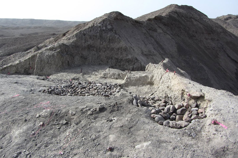 Die Ausgrabungsstätte Bokol Dora während der Grabungen im Jahr 2015. Während der Ausgrabung legten die Forscher Steine auf die freigelegten Schichten, um die Oberfläche der empfindlichen Fundschichten zu schützen. Foto: David Feary, License: CC-BY-SA 2.0