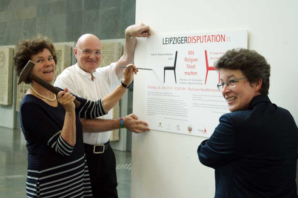 Thesenanschlag 2019 mit Rektorin der Universität Leipzig, Prof. Dr. Beate Schücking, Prof. Dr. Ulrich Brieler (Stadt Leipzig, Referat Wissenspolitik) und Thomaspfarrerin Britta Taddiken. Foto: Ralf Julke