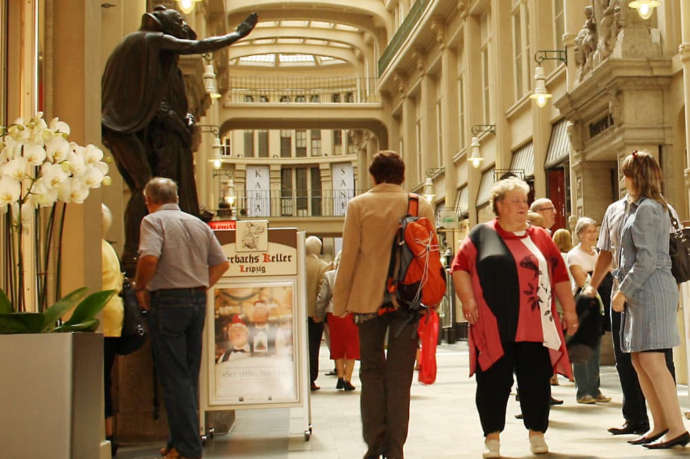 Mephisto und Faust vor Auerbachs Keller. Foto: Ralf Julke