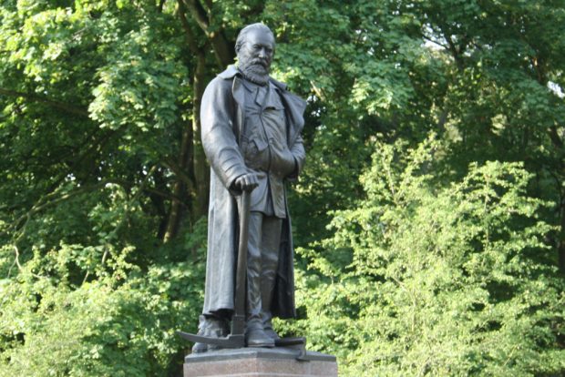 Carl-Heine-Denkmal an der Käthe-Kollwitz-Straße. Foto: Ralf Julke