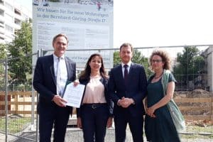 Oberbürgermeister Burkhard Jung (SPD), Ministerpräsident Michael Kretschmer (CDU) und die LWB-Geschäftsführerinnen Ute Schäfer (r.) und Iris Wolke-Haupt vor der Baustelle in der Bernhard-Göring-Straße. Foto: René Loch