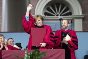 Angela Merkel bei der Verleihung der Ehrendoktorwürde in Harvard. Foto: Bundesregierung/ Bergmann