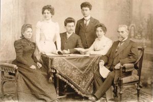 Familie Moritz Chamizer mit den Eltern Agnes und Moritz und den Geschwistern Betti, Lucie, Ephraim und Raphael, 1899. Foto: privat