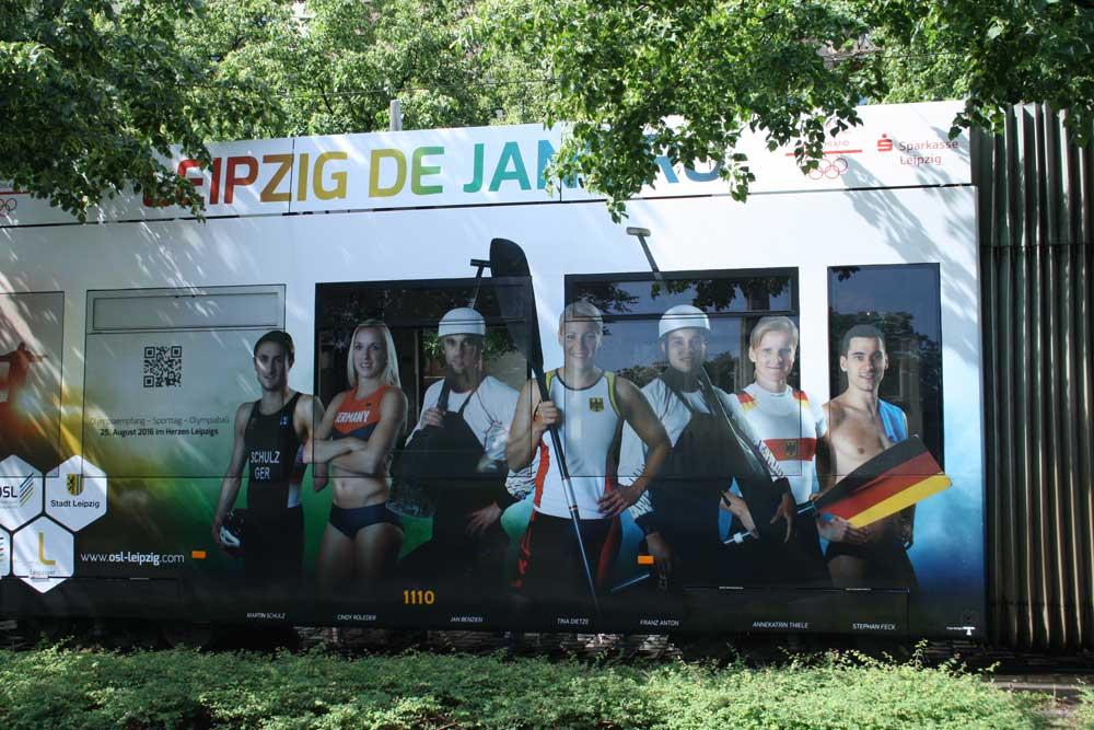 Zugeklebte Fenster: Olympia-Bahn von 2016. Foto: Ralf Julke