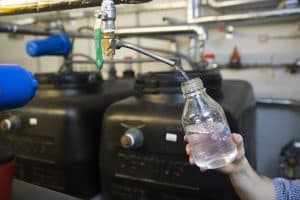 Die Prüfung der Qualität des Trinkwassers am UKL kann nun von Mitarbeitern des Hygieneinstituts selbst vorgenommen werden. Das Labor erhielt dazu kürzlich die nötige Akkreditierung. Foto: Stefan Straube / UKL