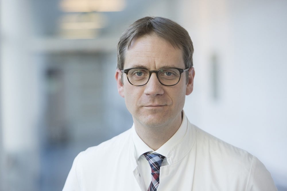 Zusammen mit weiteren ärztlichen Kollegen wird Prof. Dr. Sebastian Stehr, Direktor der Klinik und Poliklinik für Anästhesiologie und Intensivmedizin, über die Betreuung von Patienten am Ende ihres Lebens diskutieren. Foto: Stefan Straube / UKL