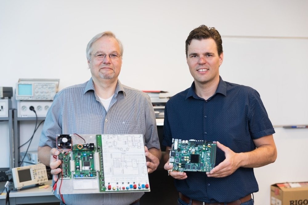 Prof. Dr. Martin Bogdan (links) und Jörn Hoffmann mit am Lehrstuhl eingesetzter Hardware zur Ausbildung sowie Forschung. Links der Minirechner für die Ausbildung, rechts ein Entwicklungsboard für die Forschung. Foto: Universität Leipzig/Christian Hüller