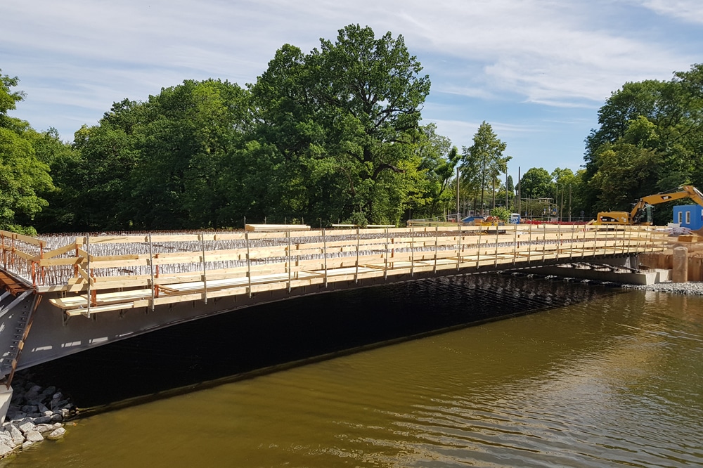 Neue Plagwitzer Brücke: Alle Brückenteile sind montiert. Foto: Marko Hofmann