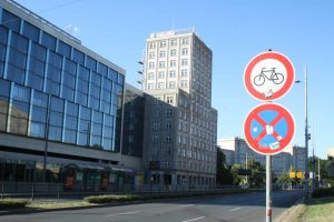 Noch hängen die Schilder am Ring: Radfahren verboten. Foto: Ralf Julke