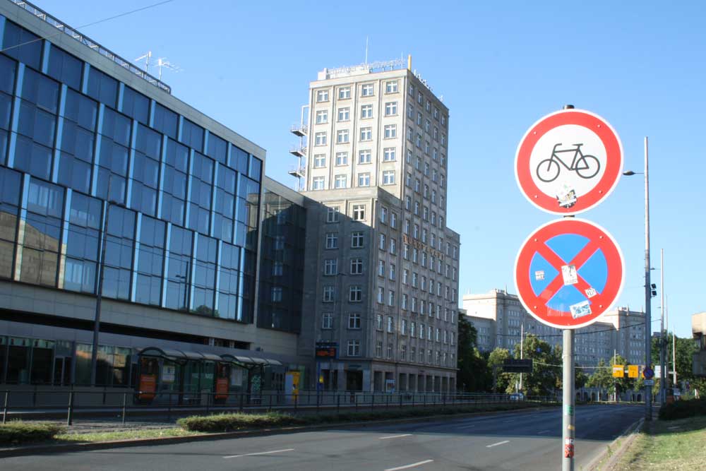Noch hängen die Schilder am Ring: Radfahren verboten. Foto: Ralf Julke