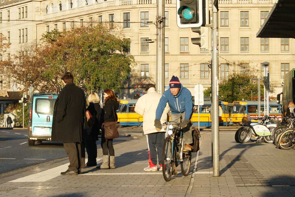 Der Radweg vor dem Haupbahnhof. Foto: Ralf Julke