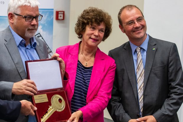 Schlüsselübergabe mit dem Staatssekretär für Wissenschaft und Kunst Uwe Gaul, der Rektorin der Universität Leipzig, Prof. Beate Schücking, sowie iDiv-Direktor Prof. Christian Wirth übergeben. Foto: iDiV, Stefan Bernhardt