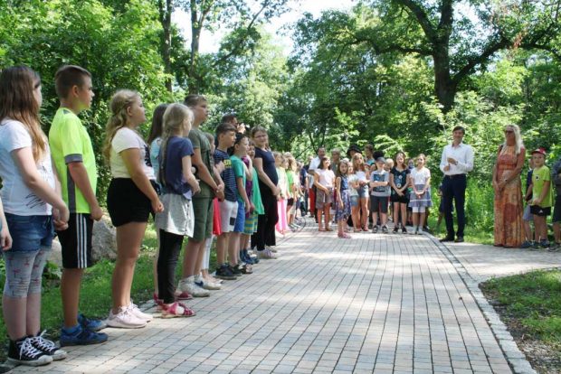 Ein singendes Spalier für die Gäste der Parkeröffnung. Foto: Ralf Julke
