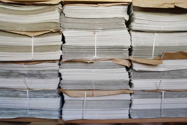 Seit 2015: Auch Zeitung aus Papier. Foto: Ralf Julke