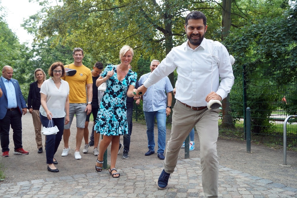 (v.l.n.r.) Skadi Köhler (Regionalvorständin Johanniter Regionalverband Leipzig/Nordsachsen), Stefan Holtz (Kanut und Botschafter der Leipziger Kinderstiftung,) Moderatorin Kamilla Senjo, Alexander Malios (Vorstandsvorsitzender der Leipziger Kinderstiftung) und DHfK-Geschäftsführer Karsten Günther © Die Johanniter