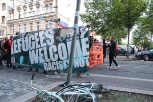 Etwa 500 Demonstranten rufen am Tag danach: „Wir sind hier, wir sind laut, weil ihr uns die Nachbarn klaut.“ © Michael Freitag