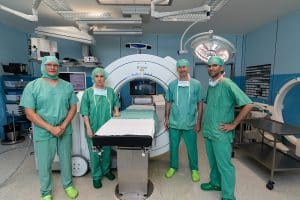 Dr. Jörg Böhme (Chefarzt der Klinik für Unfallchirurgie und Orthopädie), Dr. Iris Minde (Geschäftsführerin des Klinikums), Dr. Oliver Sorge (Chefarzt der Klinik für Neurochirurgie) und Prof. Dr. Thomas Kremer (Chefarzt der Klinik für Plastische und Handchirurgie) vor dem O-Arm, Foto: Olaf Knorr, Klinikum St. Georg_