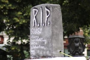 Eine kleine Liste der gestorbenen Clubs in leipzig fuhr als Grabstein auf der GSO 2019 mit. Foto: L-IZ.de