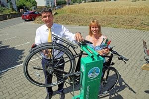 Henry Graichen und Sandra Brandt nehmen die erste Fahrrad-Selbsthilfewerkstatt in Betrieb, Foto: LTM