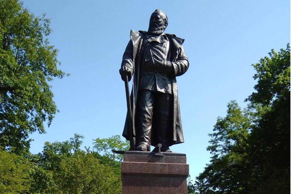 Am Karl-Heine-Denkmal gibt es ein Glas Sekt. Quelle: Industriekultur Leipzig e.V.