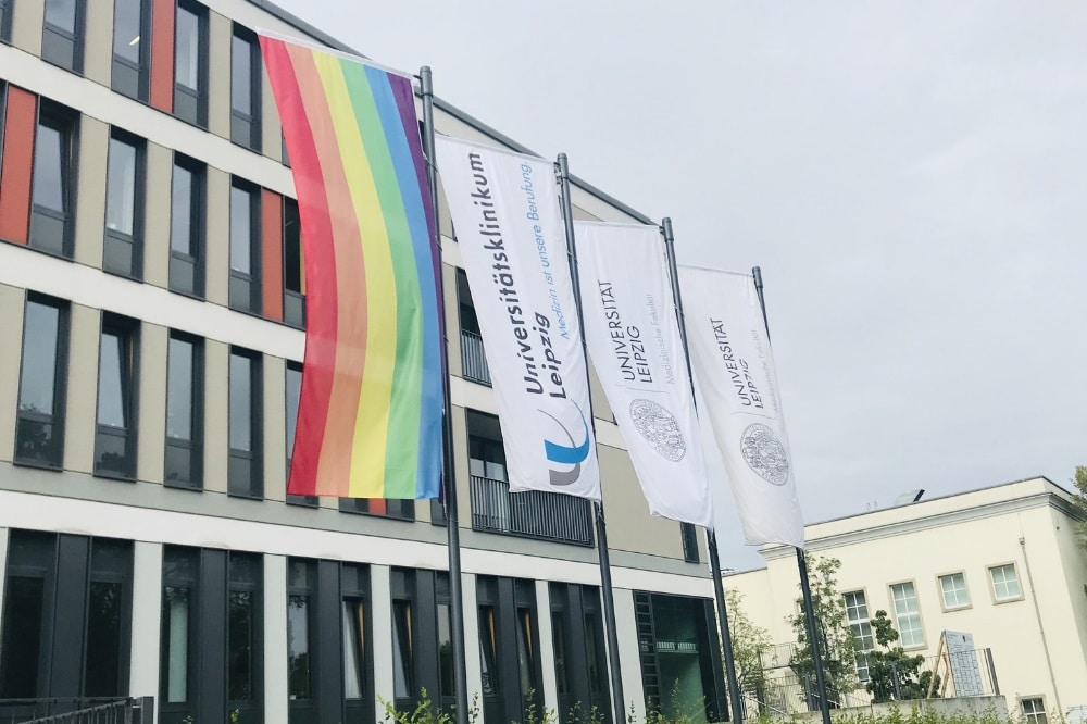Bereits die ganze Woche weht die Regenbogenfahne, das Symbol der internationalen queeren Bewegung gut sichtbar in der Liebigstraße. Damit unterstützt das UKL den Christopher-Street-Day (CSD) und setzt ein Zeichen der Akzeptanz, Offenheit und gesellschaftlichen Vielfalt. Foto: Verena Kämpgen / UKL