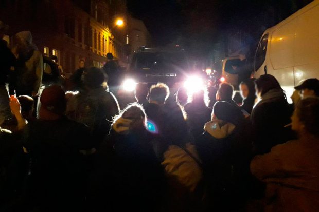 Etwa 35 Menschen blockieren die Straße. Foto: L-IZ.de