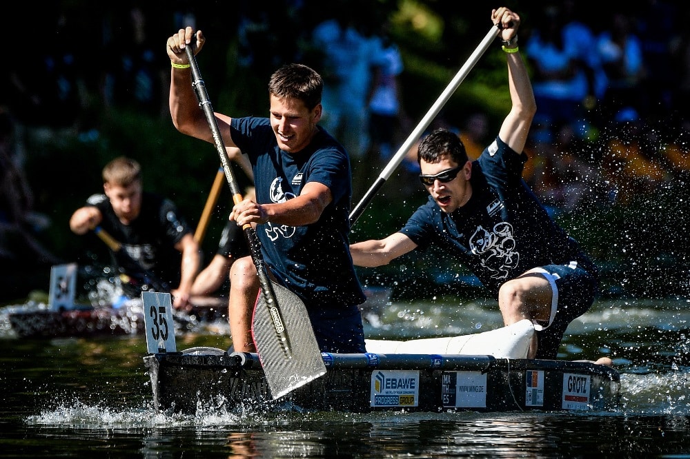 Das Siegerkanu „KanU Break us?“ im Finale ( vorn: Willi Neuhaus, hinten: Tim Bäcker). Quelle: IZB/Sascha Steinbach
