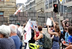 Die Partei baut jetzt schon eine Mauer für Leipzig. Foto: Alexander Böhm