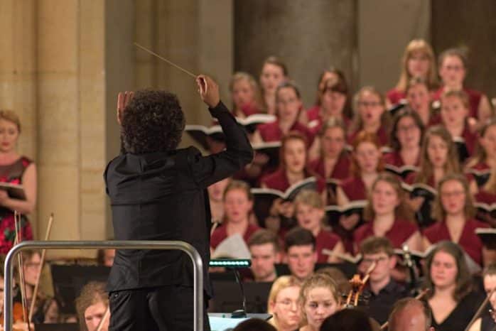 Dirigent Frédéric Tschumi und der Leipziger Universitätschor. Foto: Alexander Böhm